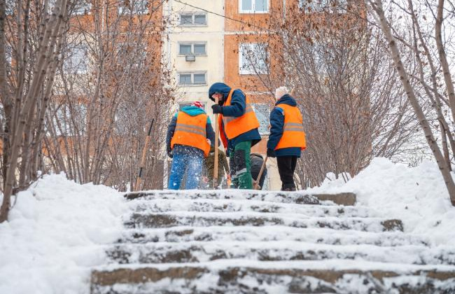 Сегодня на Дукчинском шоссе коммунальная техника грузит и вывозит снег