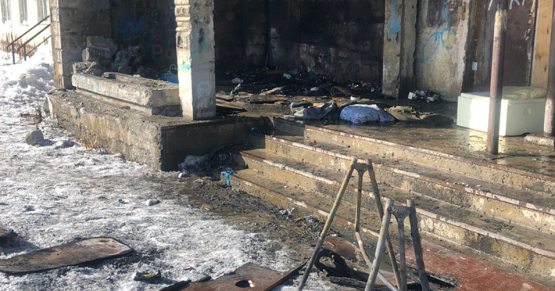 Огнеборцы оперативно потушили возгорание на крыльце общежития в Магадане