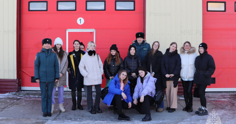 Студенты Магаданского политехникума посетили с экскурсией Пожарно-спасательную часть №20