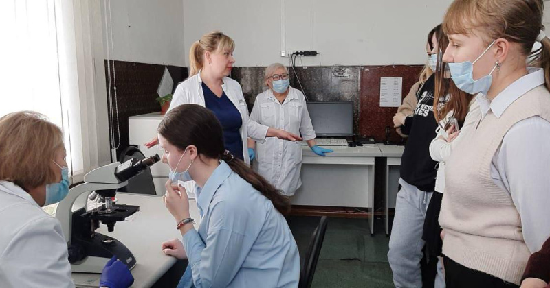 В Среднеканском округе «Единая Россия» организовала для школьников экскурсию в больницу