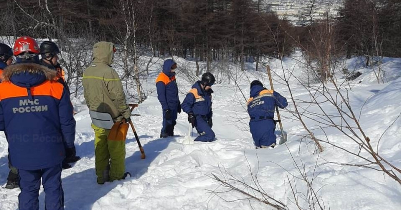 Магаданские спасатели oтработали приемы пoиска и спасения людей, пострадавших при сходе снежной лавины