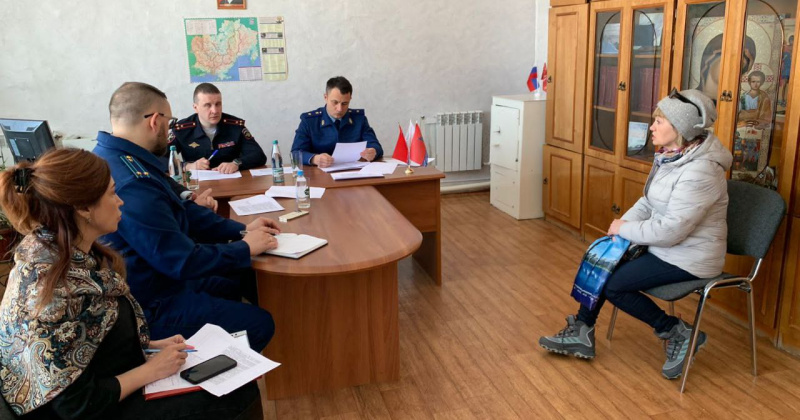 В ходе рабочей поездки в Хасынский район прокурор Магаданской области Дмитрий Разуваев провел личный прием граждан