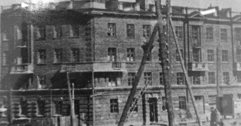 15 апреля 1945 года «Советская Колыма» сообщает о продолжении строительства второй очереди жилого дома № 5 по ул. Дзержинского