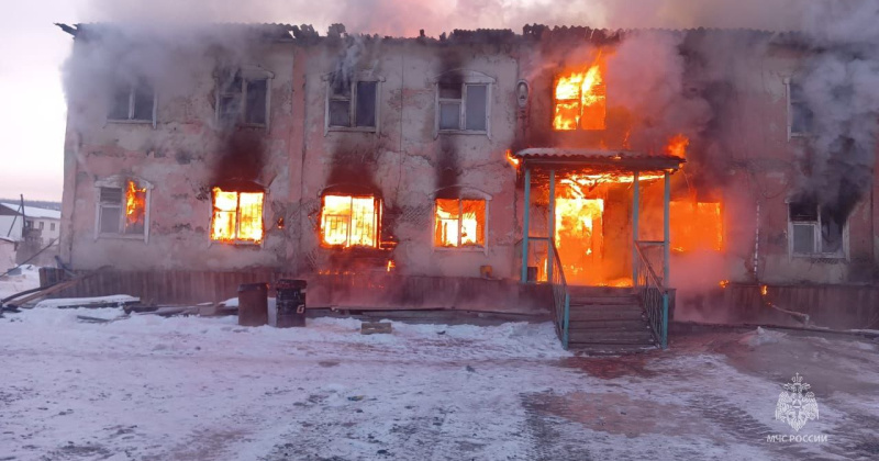 Огонь уничтожил нежилое здание в поселке Широкий