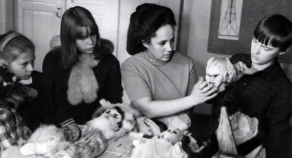 20 апреля 1989 года кукольному театру «Ки-че-то-за» при Доме пионеров присвоено звание лауреата премии Магаданского комсомола