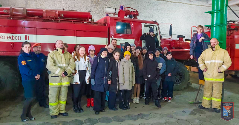 Накануне дня советской пожарной охраны учеников школы поселка Усть-омчуг пригласили на экскурсию в ПЧ-19