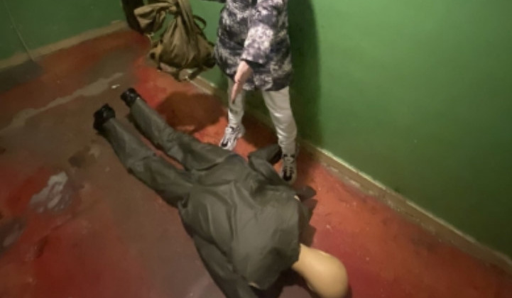 Магадана до смерти забила лежащего в коридоре мужчину