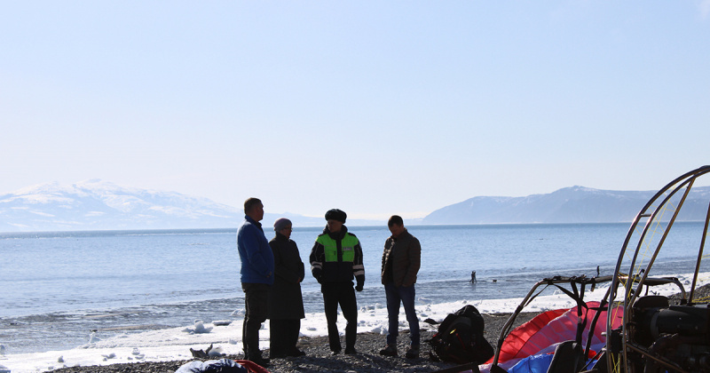 Полицейские и общественники провели для детей увлекательное мероприятие на берегу Охотского моря