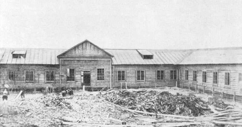 22 апреля 1933 года газета «Колымская правда» рассказала о строительстве первой в Магадане одноэтажной гостиницы