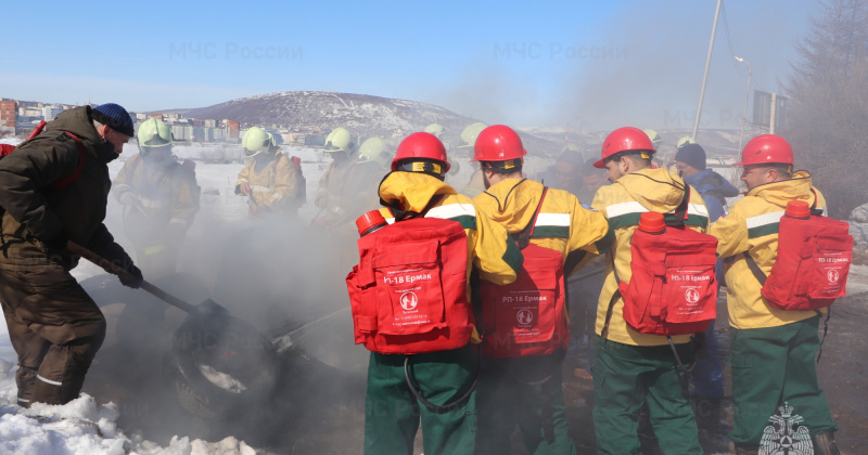 Пожарно-тактические учения по тушению природного пожара прошли на Гороховом поле в Магадане