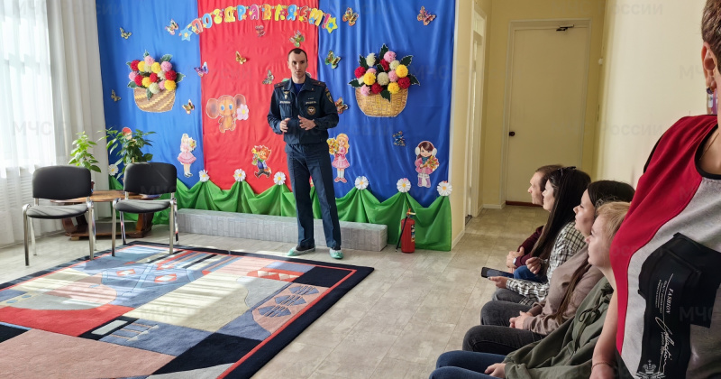 Сотрудники Госпожнадзора провели беседу о безопасности в социально-реабилитационном центре