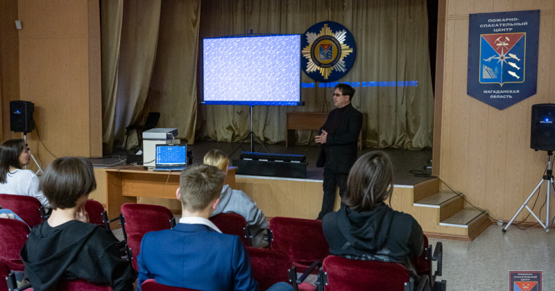 Воспитанники открытой средней общеобразовательной школы посетитили пожарно-спасательный центр Магаданской области