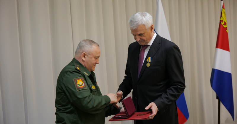 Губернатора Сергея Носова наградили медалью «За укрепление боевого содружества»