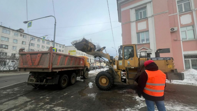 Сегодня в Магадане чистят дороги и тротуары, вывозят снег, ведут противогололедную обработку