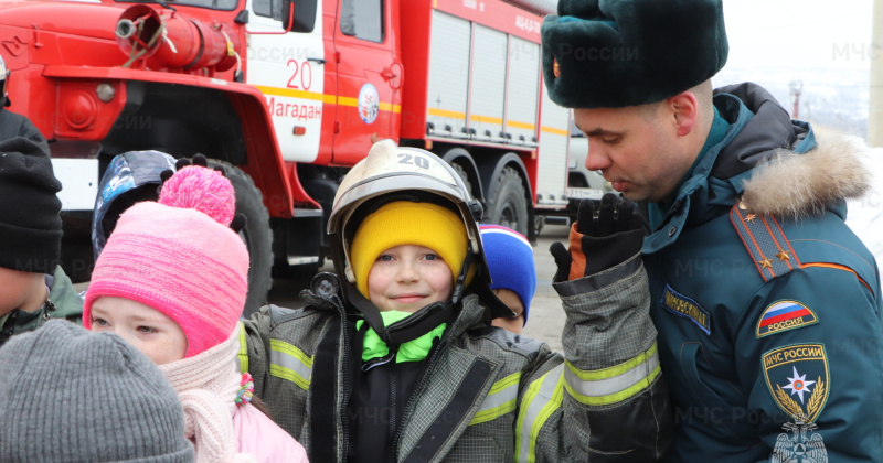 В преддверии своего профессионального праздника пожарные провели тематические уроки в школах Магадана