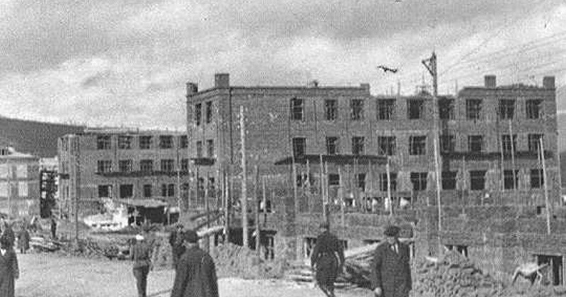 6 апреля 1937 года в Магадане на ул. Берзина сдано в эксплуатацию новое кирпичное здание школы № 1 на 1300 учащихся