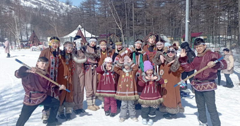 Магаданцы поздравили «Снегорку» с днем рождения северным праздником «Мут Омэтту»
