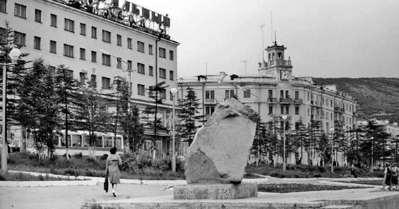 7 мая 1975 года на площади у Дворца культуры профсоюзов, на месте будущего Монумента Славы был заложен символический камень.