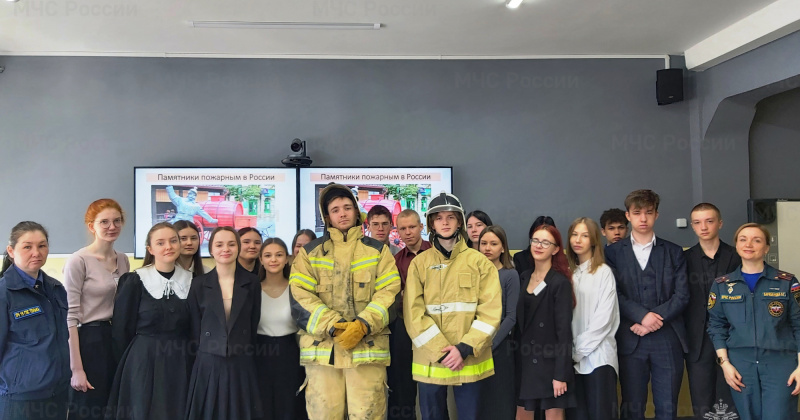 Юные жители Тенькинского района узнали о работе пожарных