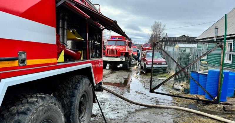 Две хозпостройки сгорели на частном домовладении в поселке Сокол