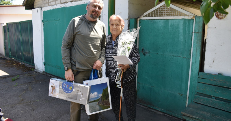 Ветераны подшефной Ждановки получили подарки и поздравления с Днем Победы от губернатора Магаданской области
