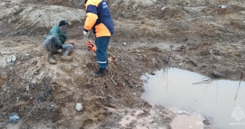Спасатели Магадана помогли выбраться мальчику из грязи