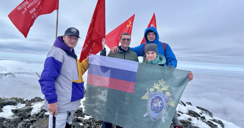 Магаданские следователи установили над побережьем Охотского моря алое Знамя Победы