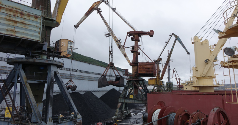 Первый теплоход с углём для Магаданской ТЭЦ прибыл в морской порт столицы Колымы