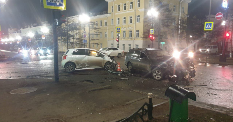 В Магадане в ДТП на перекрестке улицы Пушкина и проспекта Ленина пострадали три человека