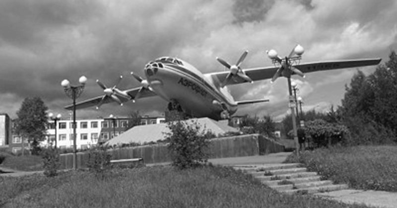20 мая 1979 года «Магаданская правда» сообщила, что в аэропорту Магадана состоялось открытие памятника трудовой славы - самолёта Ан-12 СССР-11355