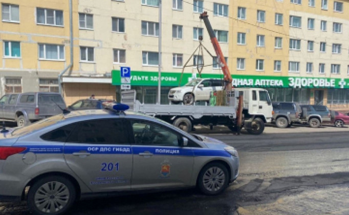 Госавтоинспекторы Колымы проверили парковки возле различных учреждений Магадана