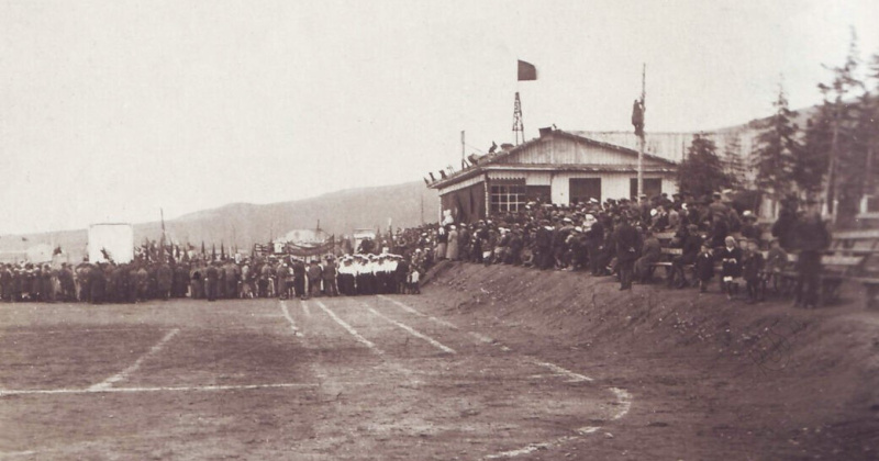 24 мая 1937 года на стадионе парка культурыв Магадане прошёл футбольный матч между командами «Динамо» и «Профсоюзник»