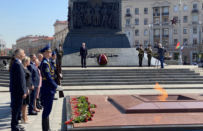 Губернатор Магаданской области Сергей Носов возложил венок к монументу Победы в Минске