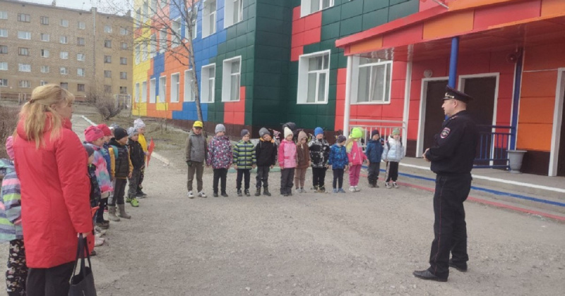 В Магаданской области госавтоинспекторы проводят познавательные встречи с детьми