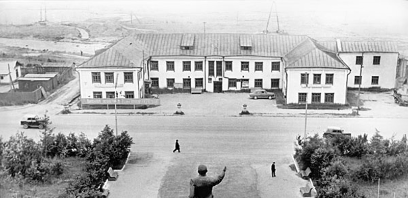 12 июня 1941 года «Советская Колыма» сообщила о начале благоустройства площади, примыкающей к зданию Главного управления Дальстроя