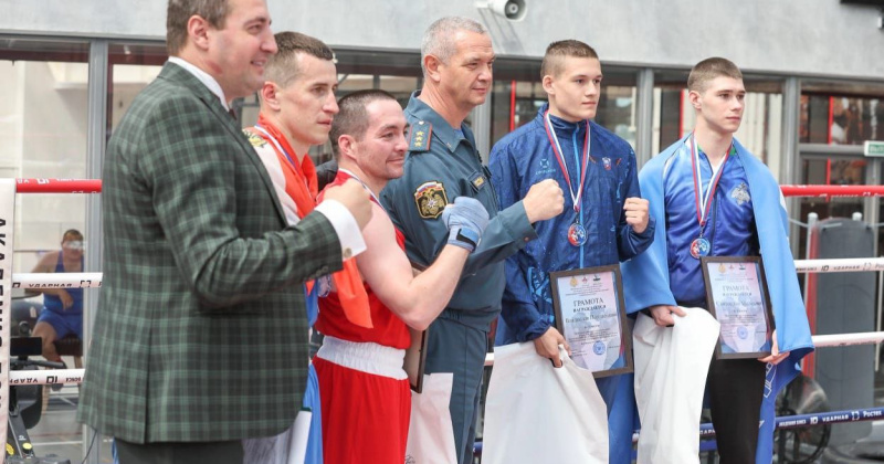 Огнеборцы из Магадана стали чемпионами Кубка МЧС России по боксу.