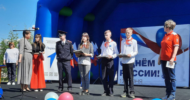 В Магаданской области в День России полицейские вручили паспорта юным колымчанам, которым недавно исполнилось 14 лет