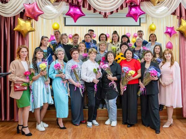 Фельдшеров и медсестер школ и детских садов Магадана поздравил с наступающим профессиональным праздником мэр Юрий Гришан