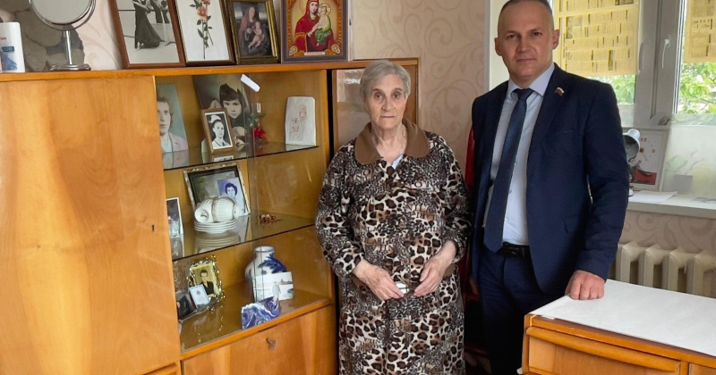 Депутаты «Единой России» навещают ветеранов накануне Дня памяти и скорби
