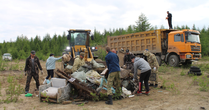«Колымские медведи» вывезли 5 самосвалов мусора и 800 кг металлолома со стихийной свалки близ Магадана