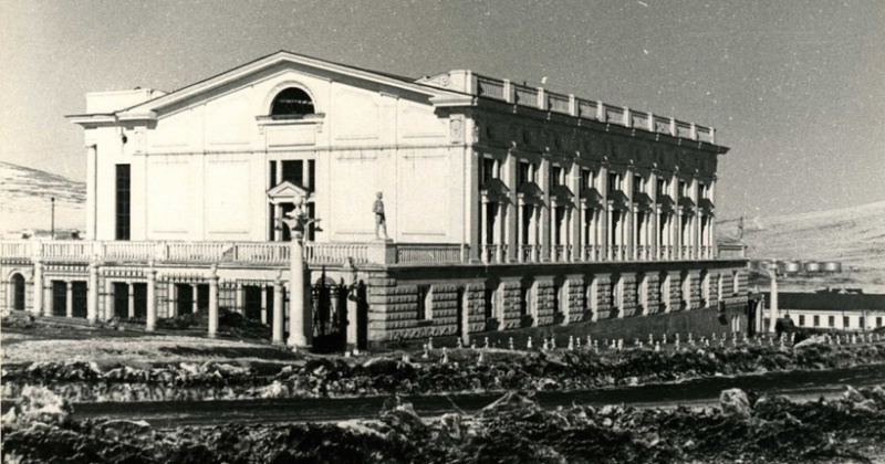 15 июля 1954 года открылся магаданский Дворец спорта, построенный по проекту архитектора А В. Машинского