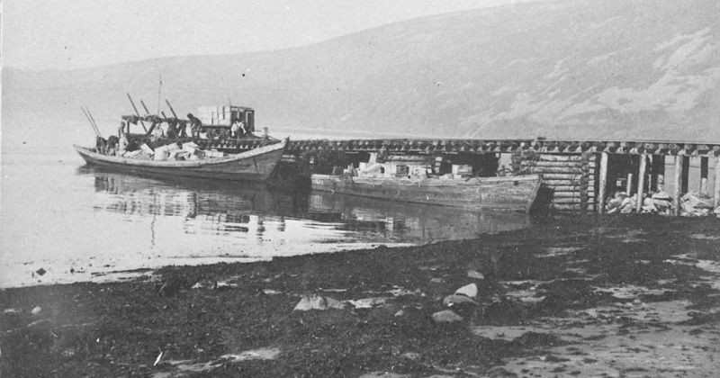 19 июля 1930 года для улучшения снабжения приискового района Союззолото переносит свою перевалочную базу из Олы в бухту Нагаева