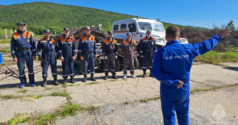 Колымские спасатели провели тренировку по управлению высокопроходимой техникой в условиях бездорожья