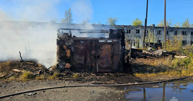 Пять строений повреждены огнем в поселке Кедровом