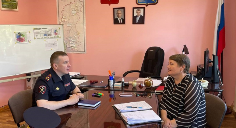 Начальник УМВД России по Магаданской области Дмитрий Князев с рабочим визитом посетил среднеканское отделение полиции