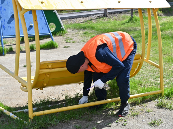 Работники ГЭЛУД в Магадане продолжают обновлять ограждения и скамейки