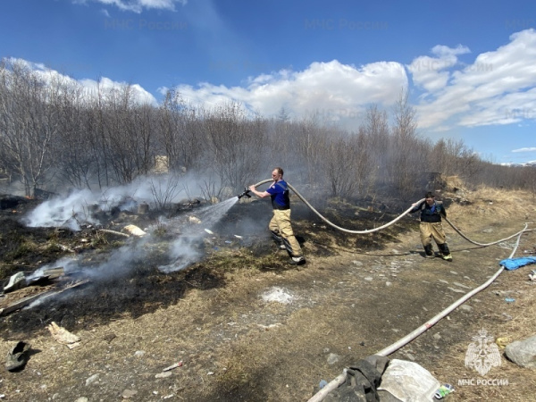 Дважды за сутки колымские пожарные выезжали на тушение сухой растительности