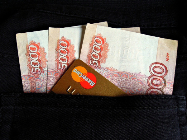 25-летний курьер из Магадана, присвоил 65 тысяч рублей с карты работодателя