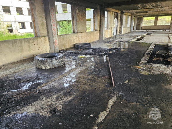 Группа несовершеннолетних в Магадане устроила поджог покрышек в неэксплуатируемом здании