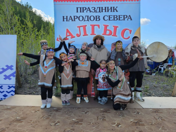 Колымчане отметили национальный праздник Алгыс на берегу реки Омчуг